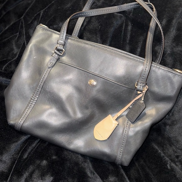 Coach Black Leather Shoulder Bag with Timeless Design - Picture 3 of 16